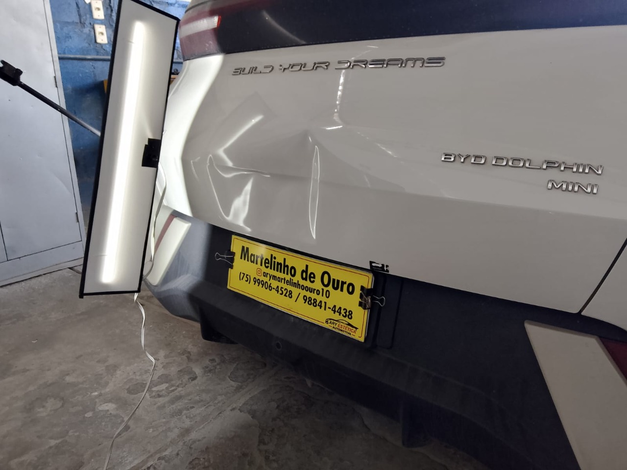 Detalhe de traseira de veículo com luz de inspeção